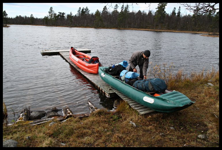 Poslední přípravy před vyplutím. Zadní loď je nákladní. (fotil David)