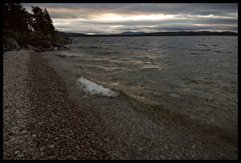 Na břehu Rogenu. Silný vítr, vlny jak na moři. Pro naše lodě nesjízdný terén.