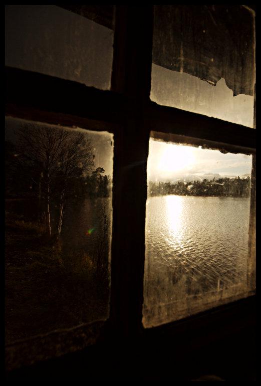 Hra slunce za oknem chatičky Revbua.