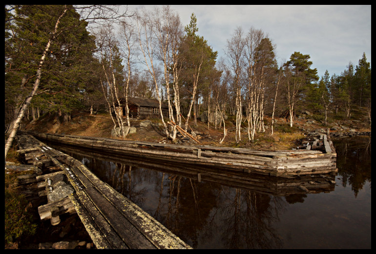 Langtjonnbua - podle toho co píšou nejstarší chatka na Femundsmarce. Chtěli jsme přespat, ale nebyla tam pila. Tak jsme šli dál.