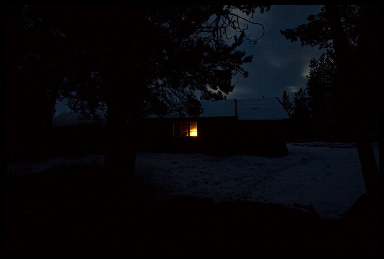 Večerní pohoda. Teplo z kamen, čaj, dobrá knížka.