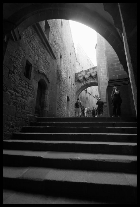 Dlouhé vstupní schodiště 