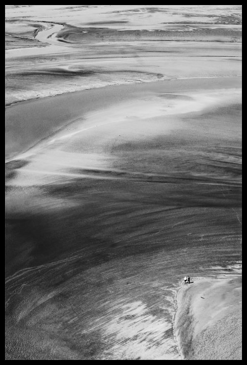 V době odlivu, kdy voda klesá až o 14m, jsou pláže daleko od pobřeží bez vody.