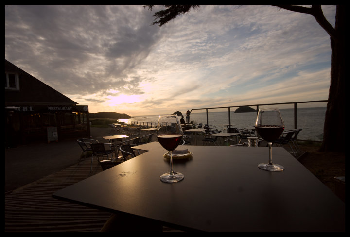 Náš obvyklý večerní program - vínko, ideálně s výhledem na moře.