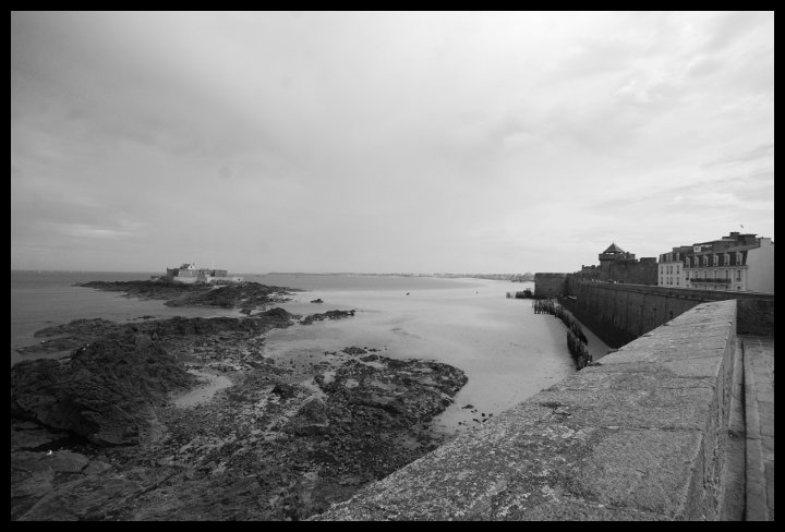 Saint Malo - pohled na moře z hradeb za odlivu