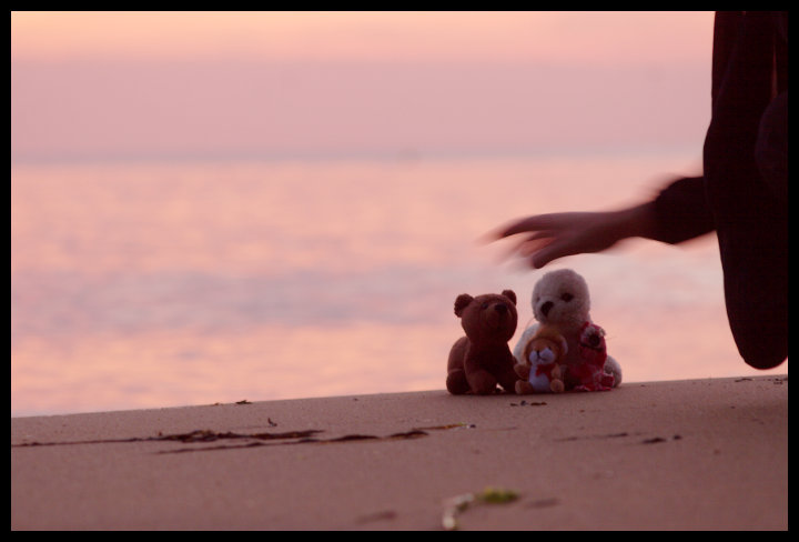 Kluci poprvé u Atlantiku. O zlomek sekundy později přišla nějaká větší vlna a všichni se nechtěně koupali - a nejvíce ten nejmenší a nejslabší - Kuky