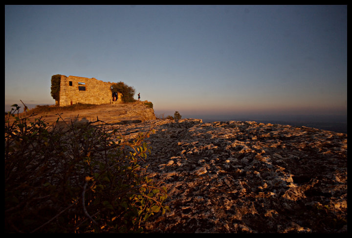 Ghosttown La Mussara. Vzadu o kilometr níže je vidět moře.