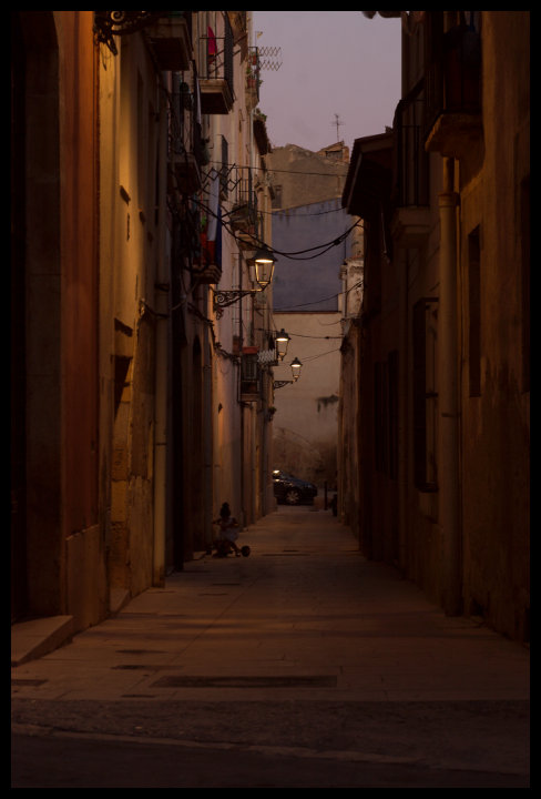 Stmívání v uličkách Tarragony