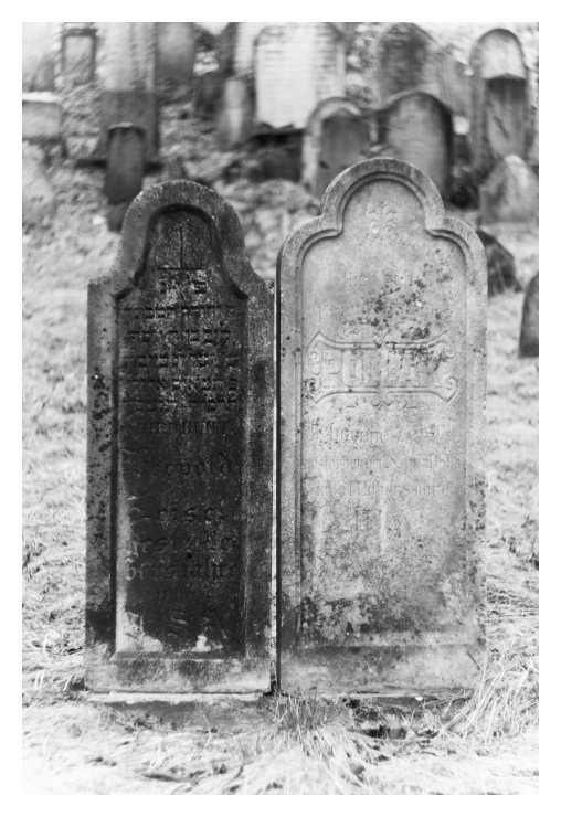 Před několika lety stál ten tmavý šikmo.