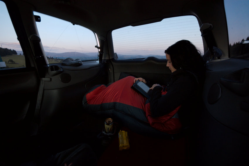 Před spaním čteme, popíjíme pivo, baštíme dobroty a přes okno koukáme na Staroměstsko