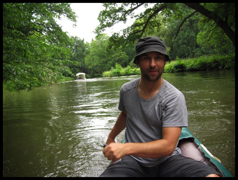 Právě jsme se minuli s turistickým parníčkem