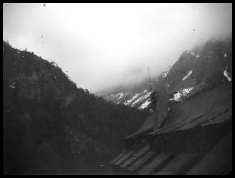 Ráno na Popradském. Déšť, mlha. Nahoru se moc nechce.