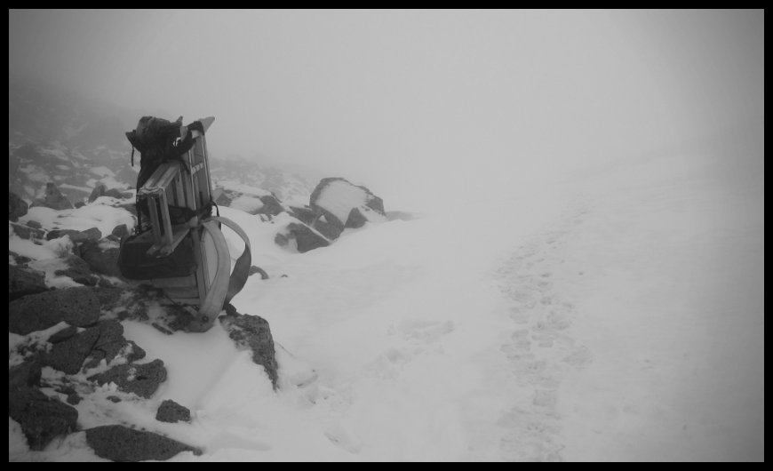Přepravka plná jídla a štafle - moje dnešní vynáška. Za hezčího počasí by za krosnou byla vidět Žabí plesa.