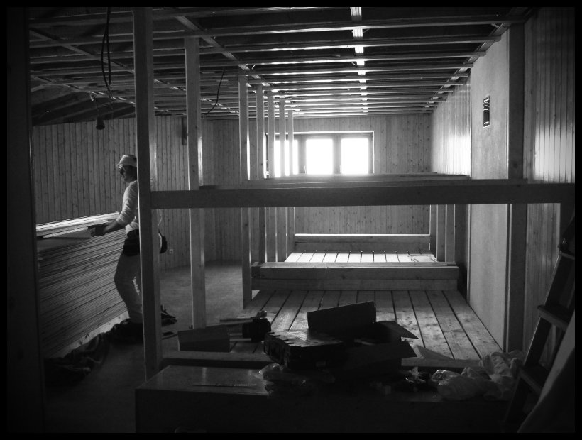 Chystá se krásný poval. Když jsem odcházel, byl už strop hotový. Asi to bude nejhezčí horská chata co znám.