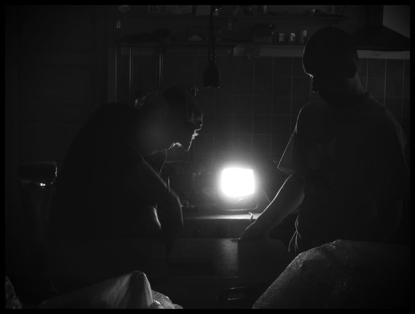 Viktor se Štefanem sesazují jednu z nejdůležitějších částí chalupy - pult a pípu na pivo