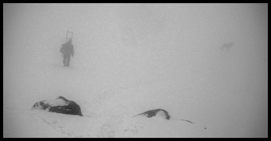 Viktor s vlčákem mizí v mlze směr vodopád