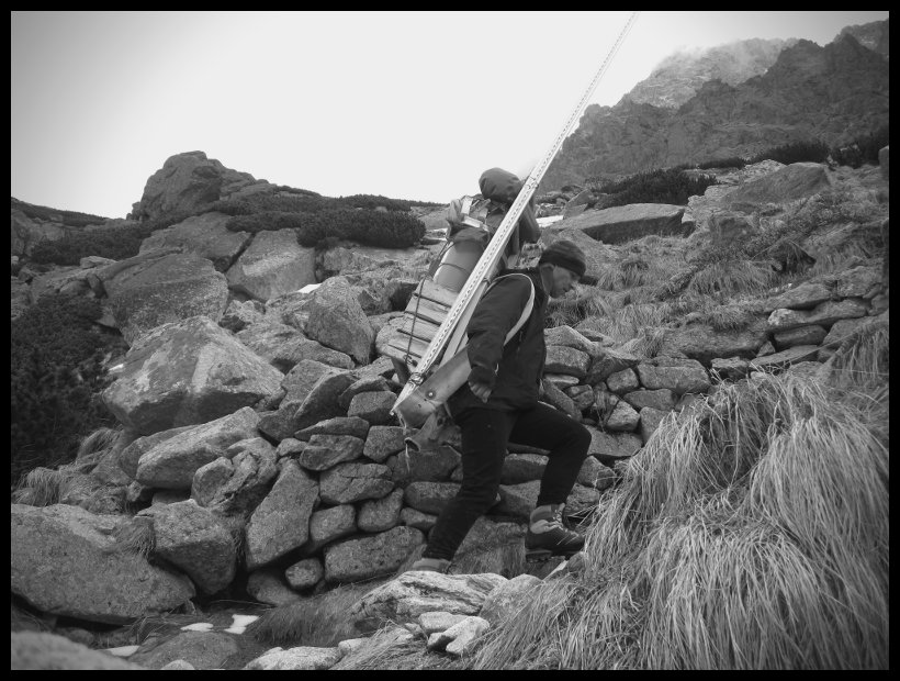 A zase nahoru. Tentokrát s kýblem barvy, s nějakýma mřížkama a třímetrovýma lištama