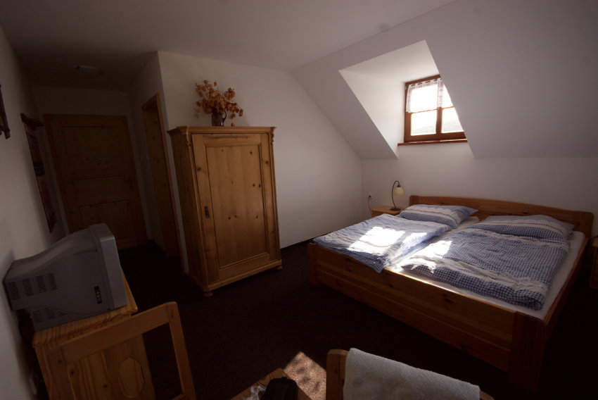 Vše z masivního dřeva, skříň stůl a židle jsou ze starých místních chalup