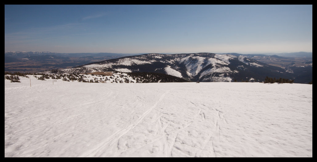 Z hrany kotle před sjezdem. Je vidět celý hřeben co jsme šli - od Podbělky přes Sušinu až po sochu slona
