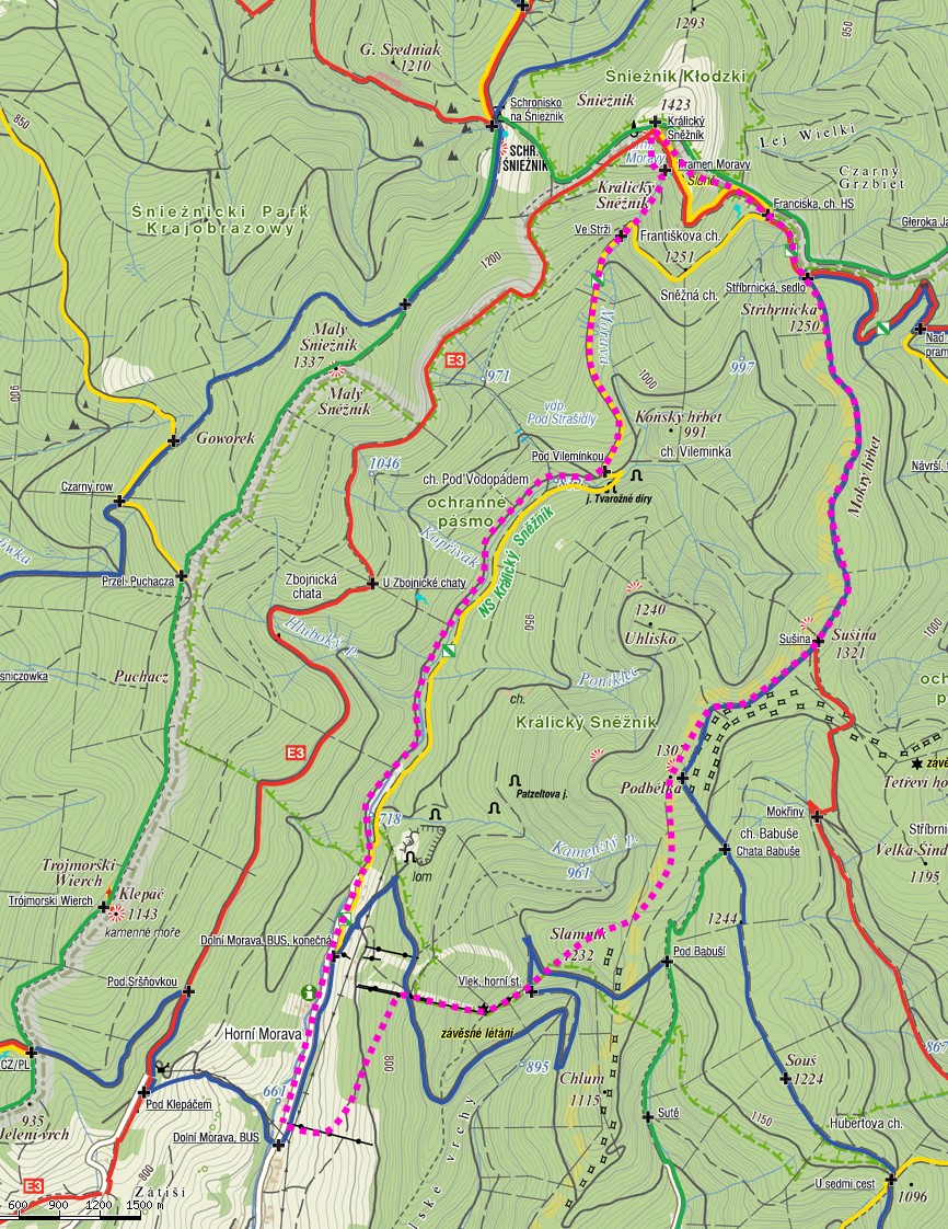 Trasa nedělního výletu (fialové tečky). Necelých pět hodin, asi dvacet kiláků a kilometr do kopce.