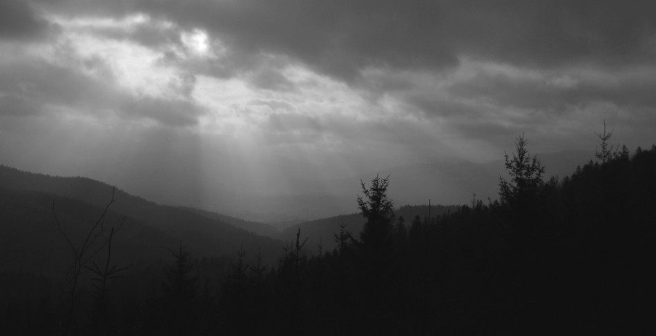 Vzadu v mlze za Jablunkovským průsmykem je hraniční hřeben, který chci zítra běžet. Pořád na to musím myslet. Zvládnu to?