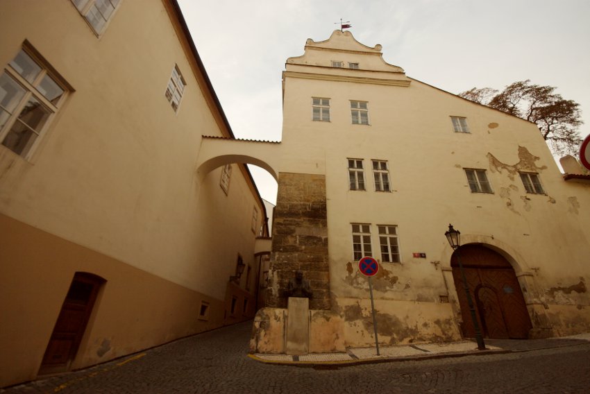 Před Britskou ambasádou