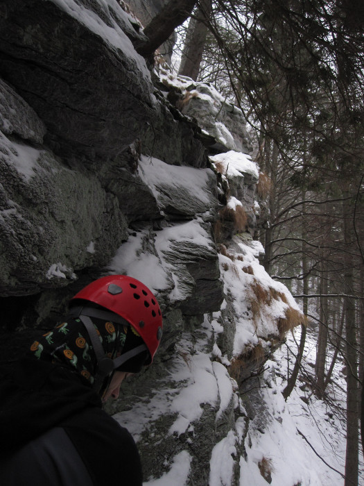 David kontroluje mačky (asi) a za ním je vidět první práh, přes který jsme lezli