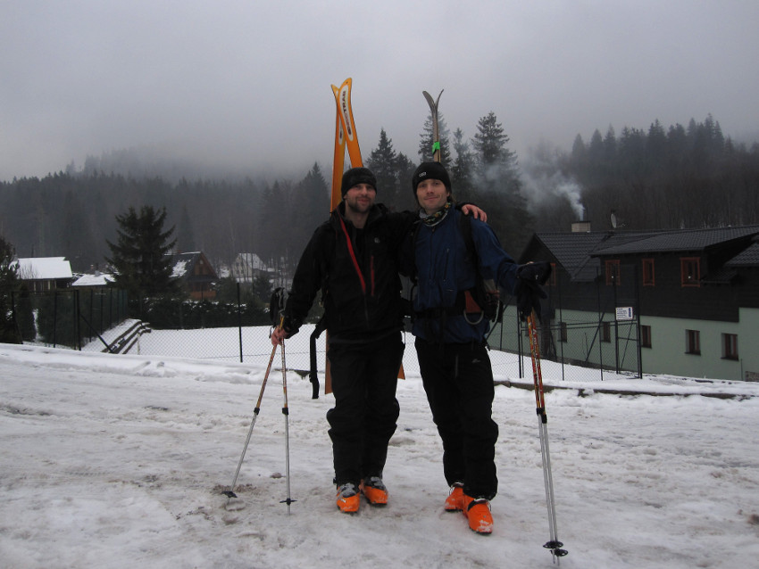 Odpoledne po parádní lyžovačce. Z oddílové bandy už jsme nepotkali ani myš. My jsme do města nespěchali.