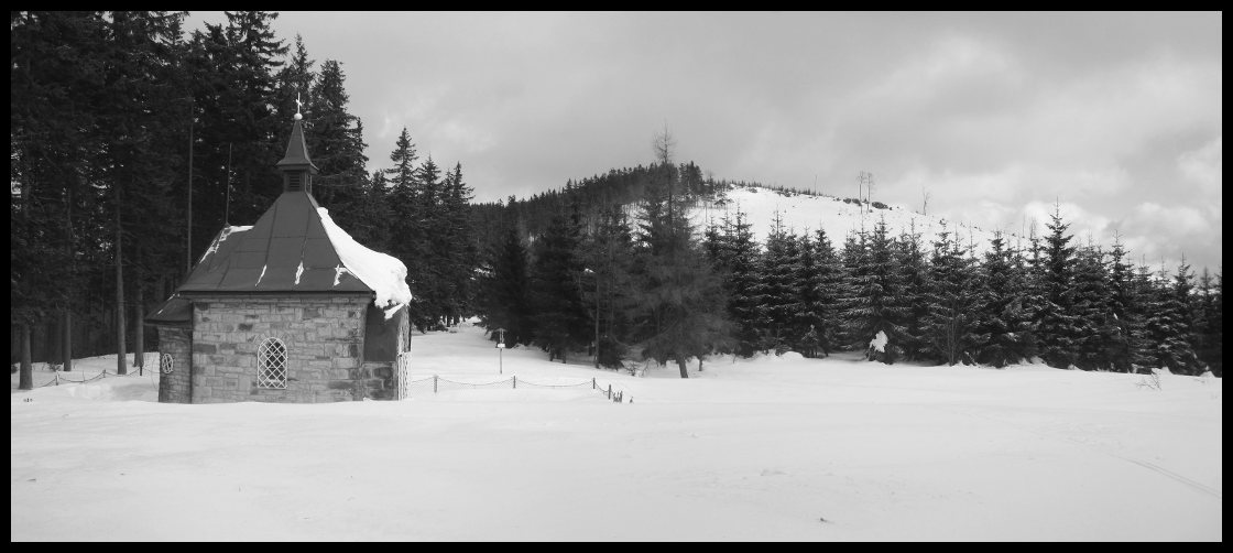 Muřinkový vrch. Vzadu Velký Polom a bílá ledová stráň, po které vedl krásný sjezd, móóóc krásný