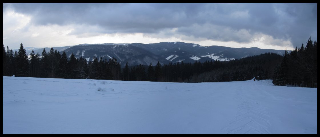Hraniční hřeben v celé své kráse od chaty Slavíč. Začíná úplně vlevo na kraji fotky a pokračuje do prava daleko za okraj obrázku.