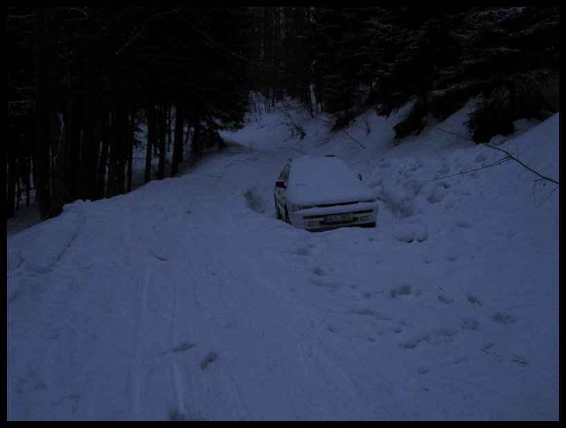 Krásný pětikilometrový sjezd na Kozinec jsem jel téměř potmě. Tohle auto stojí zaparkované těsně pod chatou, ideální místo pro dlouhodobé celozimní parkování.