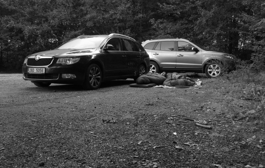 Večer smažák, pár piv a noc pod hvězdama na parkále