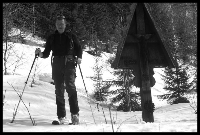 V pátek ráno začínáme u Schnellerova kříže. Utrpení v mokrém sněhu začíná.