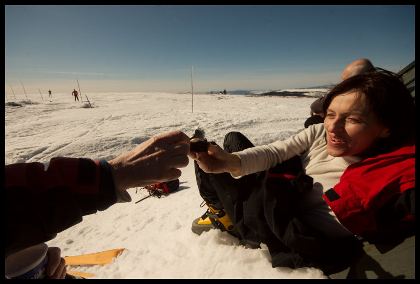 Baštíme perník s jogurtem, popíjíme becherovku a koukáme na běžkaře supící po ledové stopě