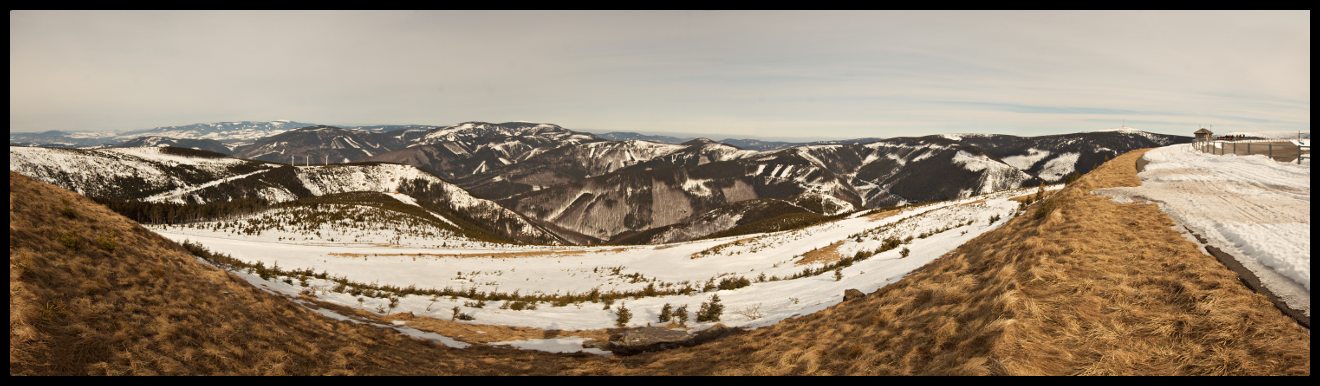 Vlevo Staroměstsko a Kraličák, vpravo Praděd a Vysoká hole