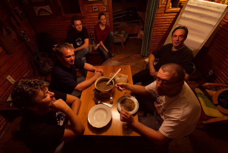 Ty Michal, ať z té stoličky nespadneš. Míra baští