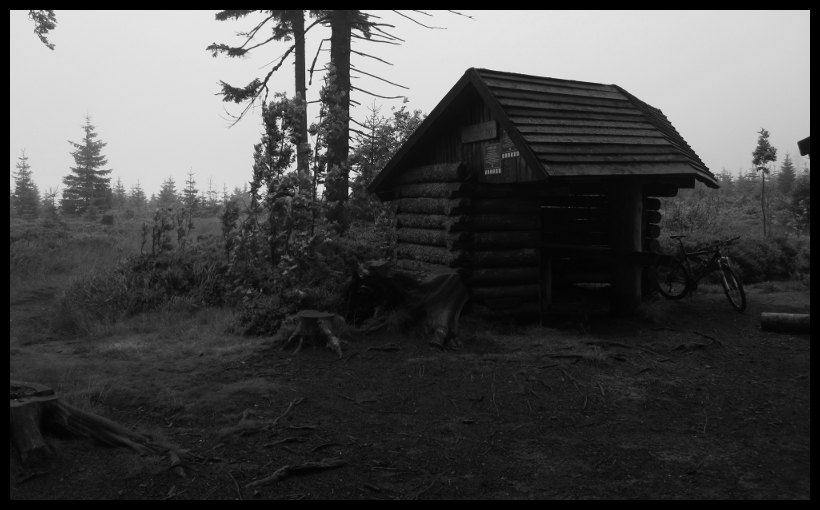 Vrchol Smrku, vítr, déšť, zima a mlha