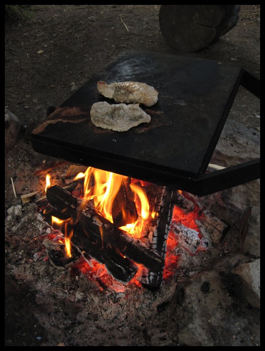 Steakový večírek na bunkru, půl kila masa, čtyři piva a bylo mi dobře, tomu říkám regenerace po dlouhé vyjížďce
