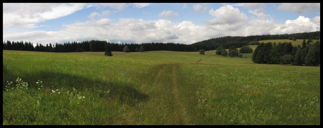 První pohled na bývalou vesničku Hraničky vezme člověku dech