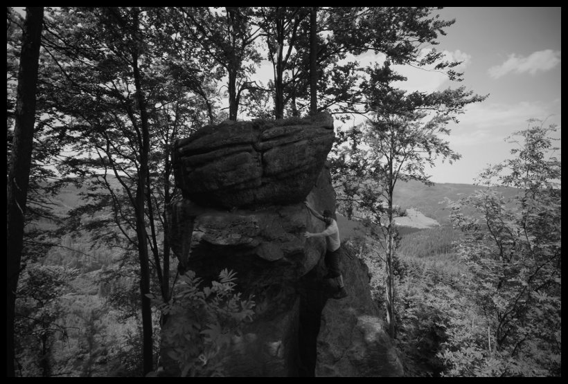 Sokolí (asi) skály nad Dolní Lomnou