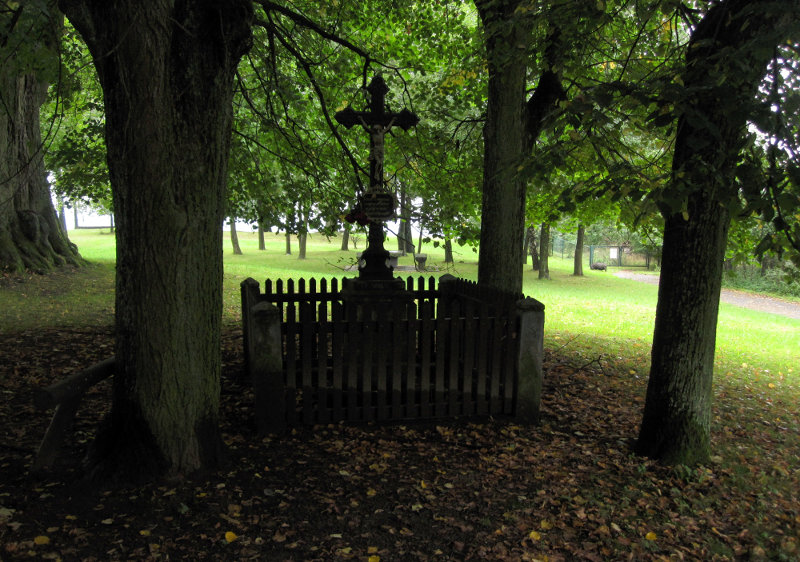 Štikovská vylídka. Výhledy do dalekého kraje mi kazilo stádečko prasat nebo divočáků, kteří se proháněli i s malýma všude kolem mě (vpravo od křížků je jeden vidět)