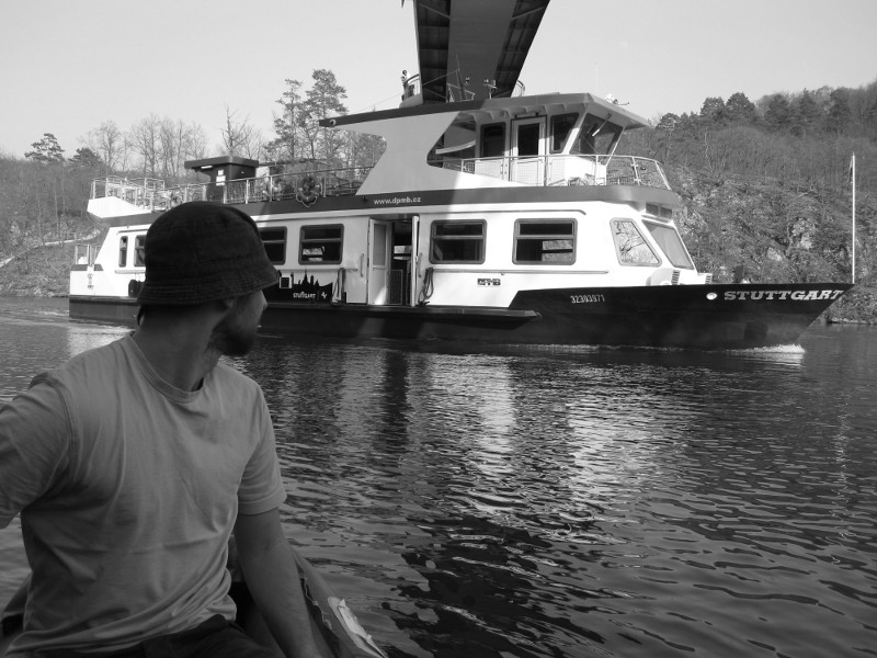 Akční průjezd pod mostem - míjely se tam dva parníky a do toho my na Pálavě