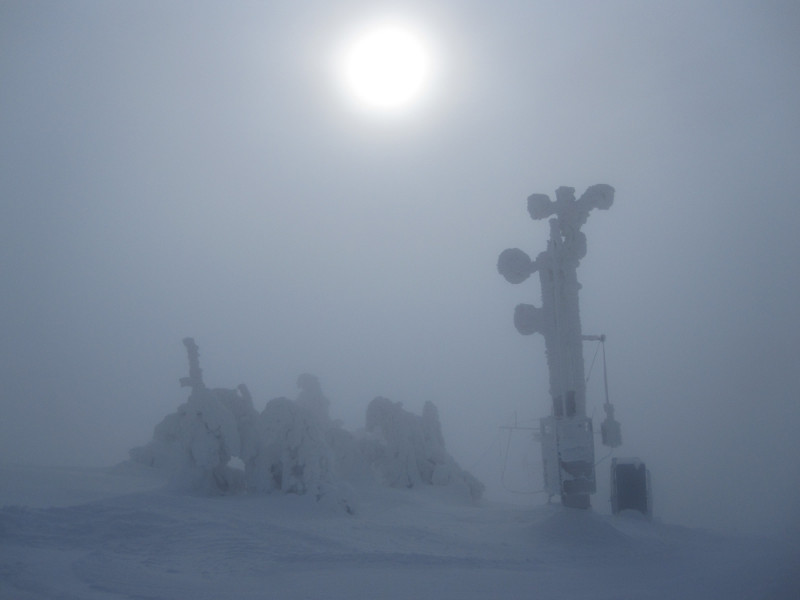 Nad Václavákem se loučíme s náznaky modré oblohy