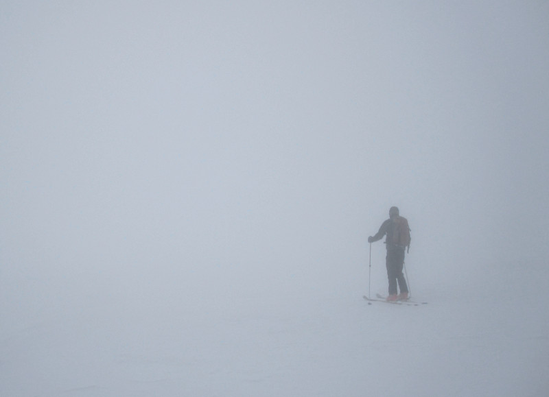 Nebylo vidět vůbec nic, jen bílá barva před, nad i pod sebou