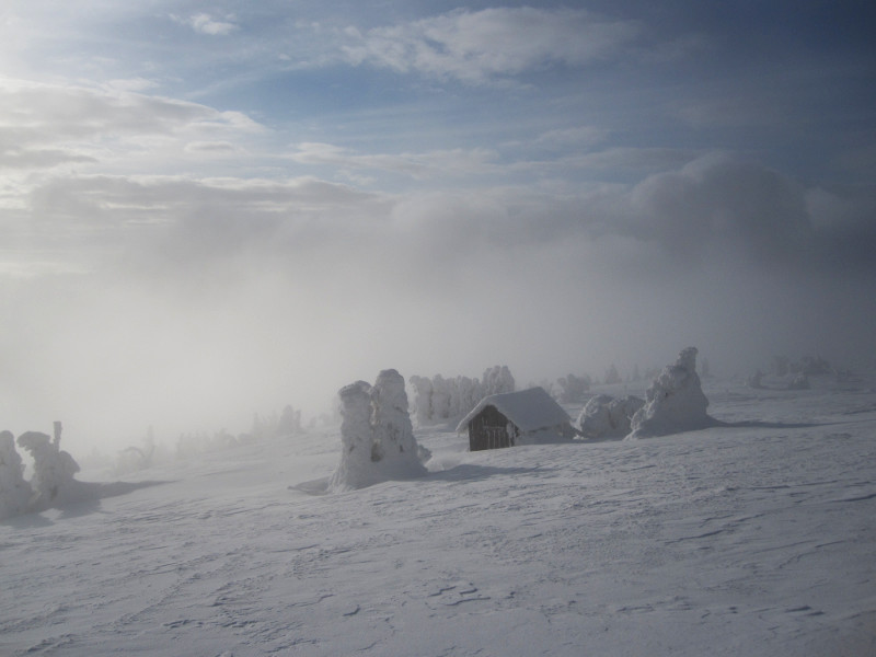 Chatička nad Medvědím dolem a modré nebe