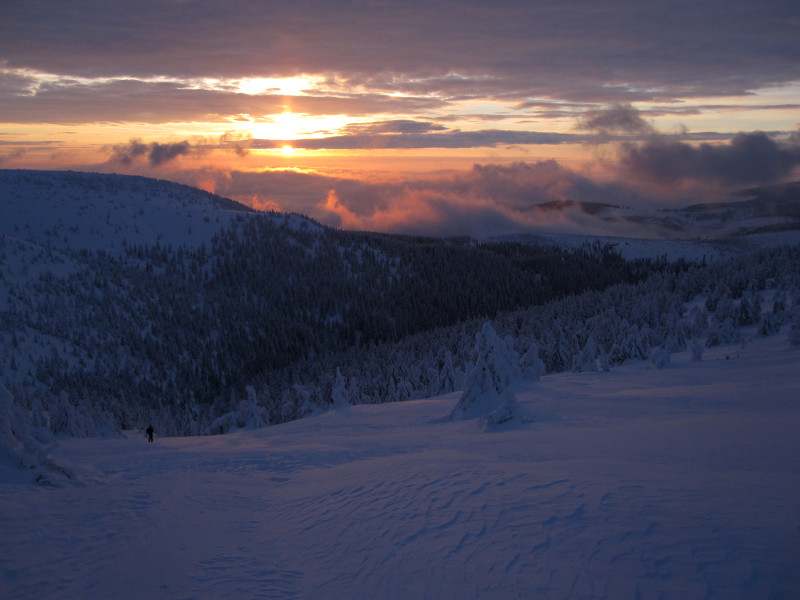 Poslední pohledy do Medvědího dolu a hřebeny nad Františkovou myslivnou