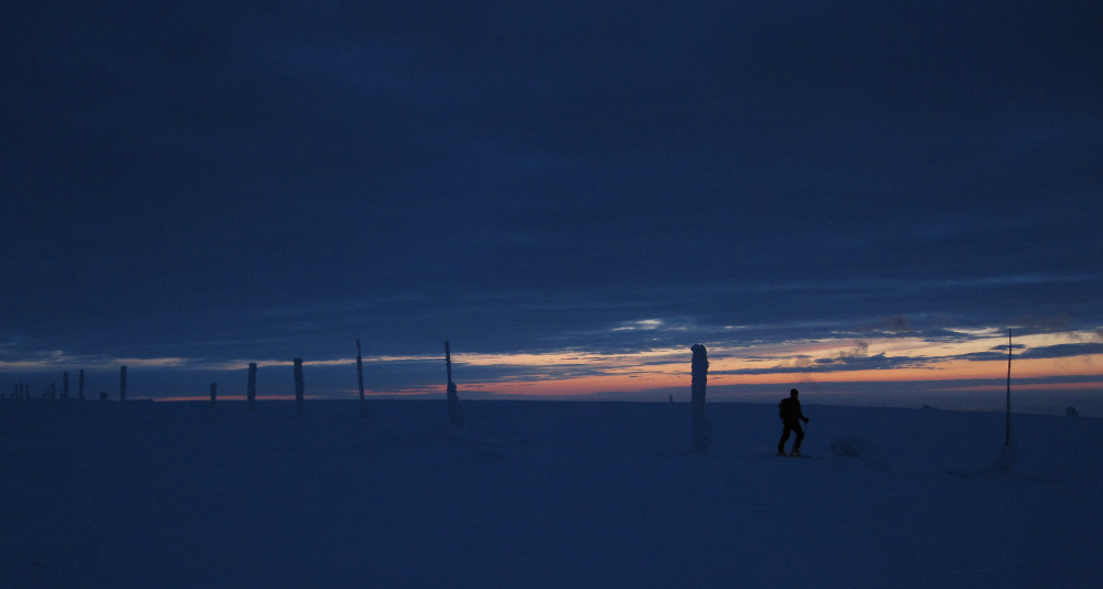 Na Vysoké holi po západu slunce, čeká nás ještě temný sjezd do Velkého kotle a do Karlova