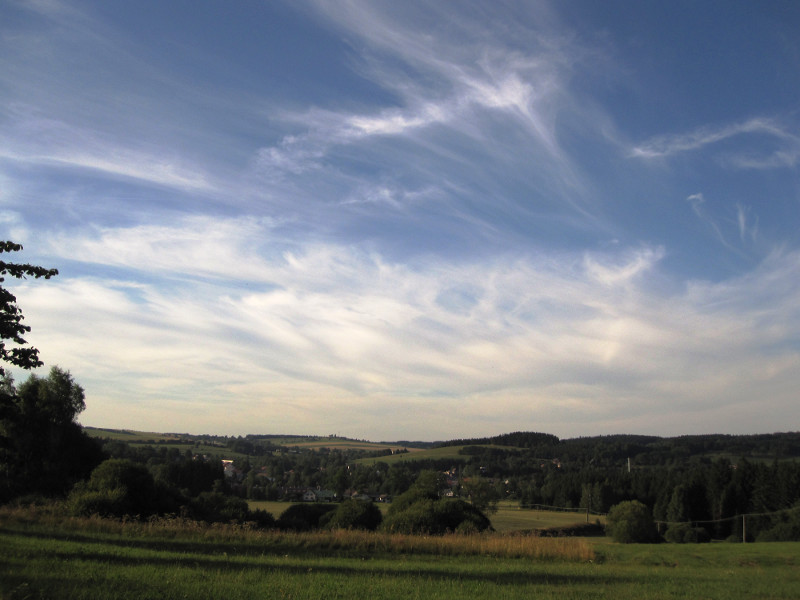 První stoupání k vodárně, dole Svratka, nahoře podzimní nebe