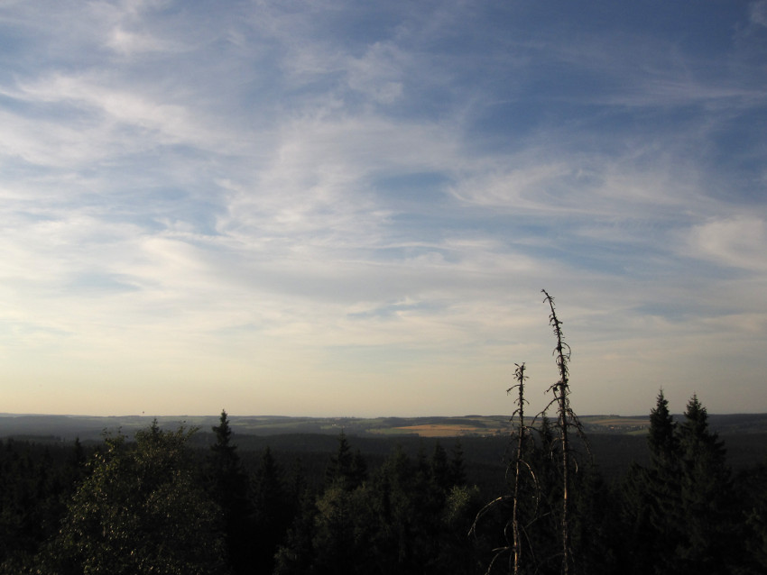 Pohled směrem k Herálci, vlevo dole na horizontu je vidět malinký balón