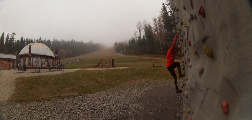 Bouldrování. Po sjezdovce vzadu jsme přišli.